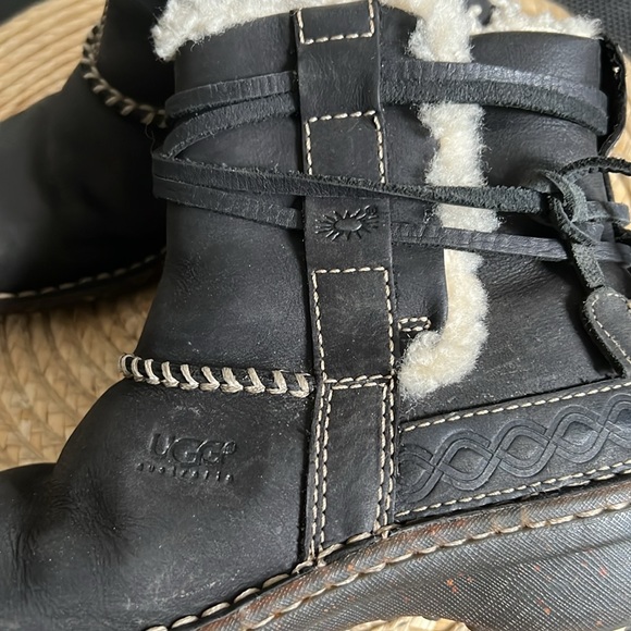 Ugg Kids Youth Leather Shearling Inside Boots Size 5 - Picture 4 of 10